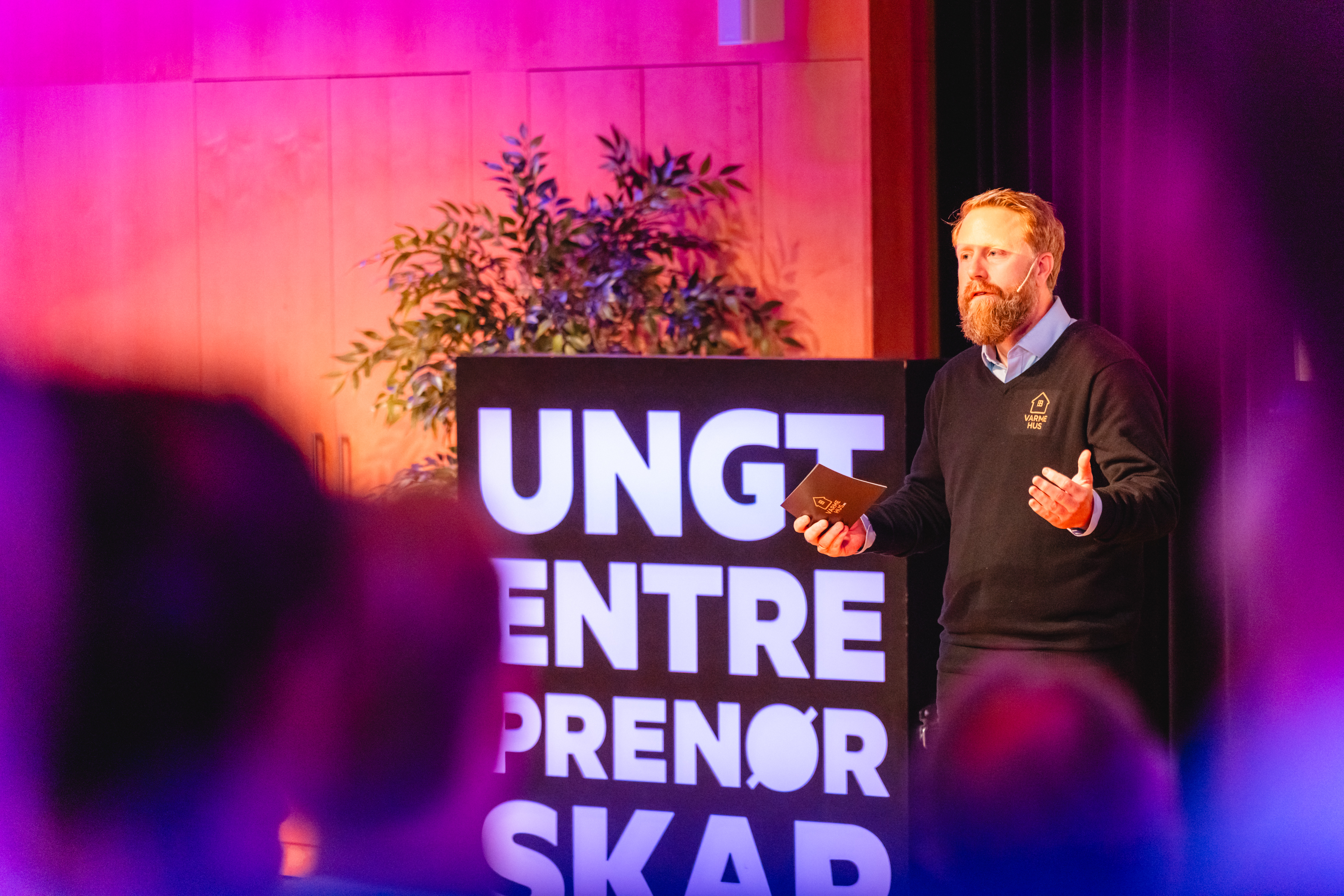 Pitch på scenen hos Ungt Entreprenørskap